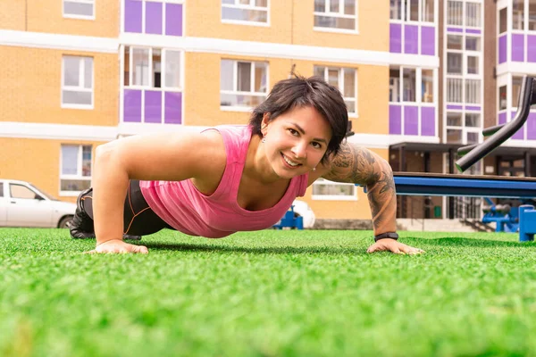 Musculosa Mujer Regordeta Realizando Ejercicios Push Campo Deportes — Foto de Stock