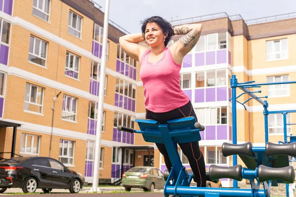 Mujer Joven Que Realiza Ejercicio Usando Máquina Peso Prensa Del —  Fotos de Stock