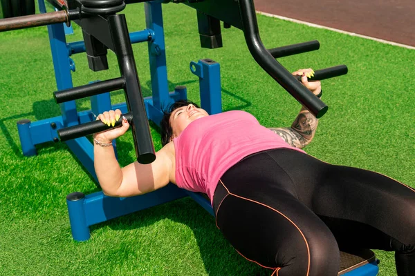 Mujer Joven Realiza Ejercicios Aire Libre Usando Máquina Peso Prensa — Foto de Stock