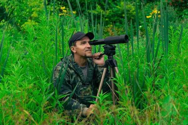 Wildtierforscher Macht Feldbeobachtung Mit Spektiv — Stockfoto
