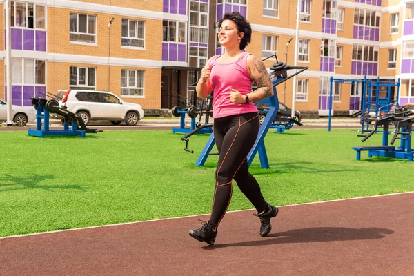 Mujer Corriendo Campo Deportes Patio Una Casa Ciudad Contra Fondo —  Fotos de Stock