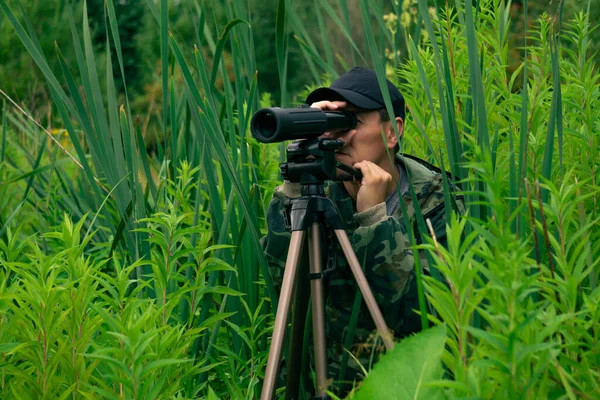 Vogelbeobachter Macht Feldbeobachtung Mit Spektiv — Stockfoto