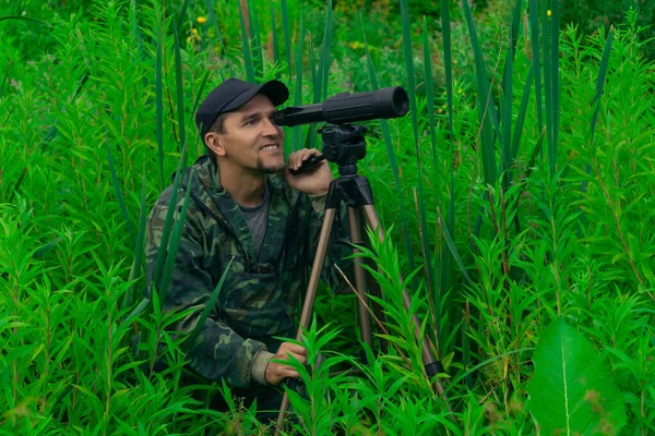 Male Ornitologist Makes Observations Wild Spotting Scope — Stock Photo, Image