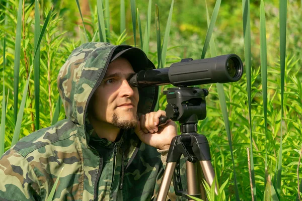 Homem Birdwatcher Faz Observação Campo Com Escopo Observação — Fotografia de Stock