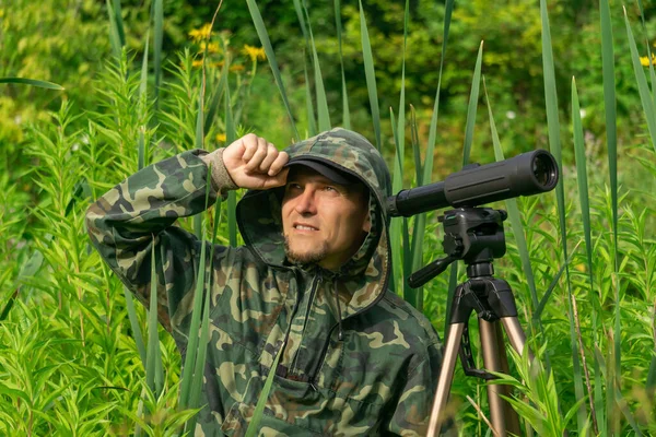 Mann Ornitologe Macht Beobachtungen Freier Wildbahn Mit Einem Spektiv Dickicht — Stockfoto