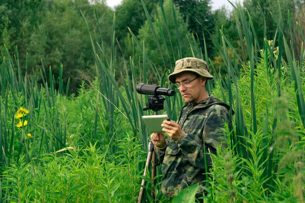 Mann Birdwatcher Schaut Oder Schreibt Informationen Auf Dem Tablet Während — Stockfoto