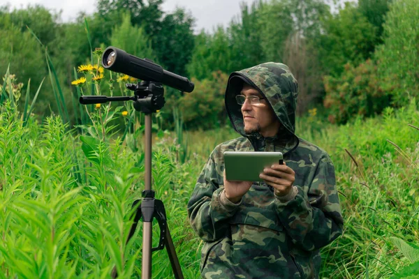 Der Ornitologe Betrachtet Oder Notiert Informationen Auf Dem Tablet Während — Stockfoto