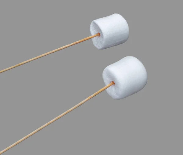 Marshmallows Põem Pau Para Torrar Fogo Isolado Contexto Cinza — Fotografia de Stock