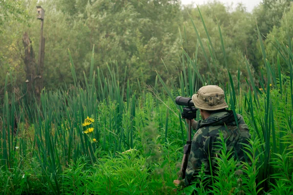 Mann Wildtierforscher Macht Feldbeobachtung Mit Einem Spektiv Steht Zwischen Dem — Stockfoto