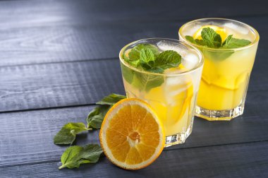 Nane ile taze narenciye kokteyl bardak bırakır