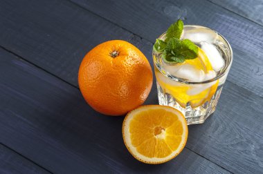 Ahşap arka plan Portakal dilim, nane ve buz küpleri ile taze kokteyl