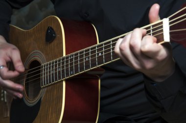 Adamın elleri gitar çalmaya closeup