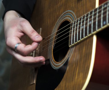 Adamın elleri gitar çalmaya closeup