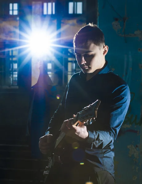 Portret van yong gitarist spelen op gitaar — Stockfoto