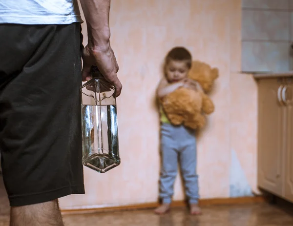 Père ivre et petit fils avec ours jouet — Photo