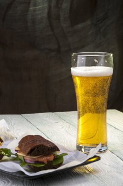 Sandviç siyah tabak ve bardak bira