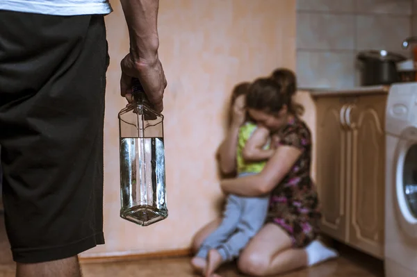 गुस्सा शराब पीने वाले पिता से अपने बच्चे को कवर करने वाली महिला — स्टॉक फ़ोटो, इमेज