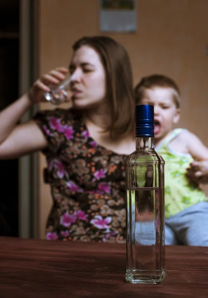 Részeg nő alkoholos ital, és a sír gyermek. — Stock Fotó