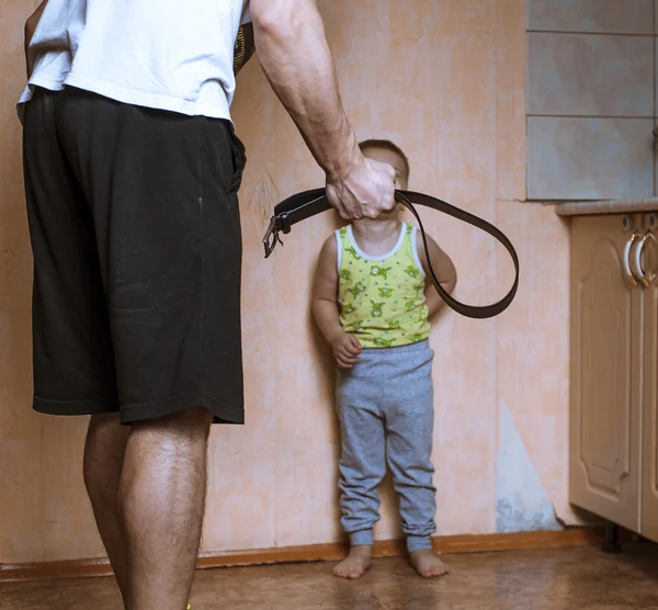 Padre enojado con cinturón y niño asustado — Foto de Stock