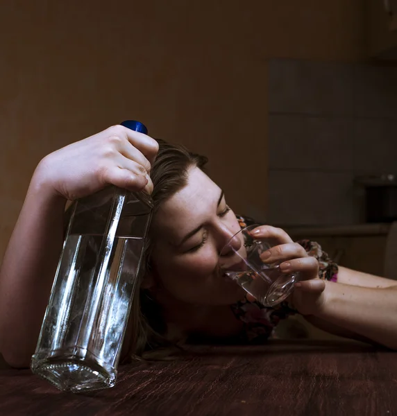 Mujer borracha sosteniendo la botella y bebiendo su bebida alcohólica —  Fotos de Stock