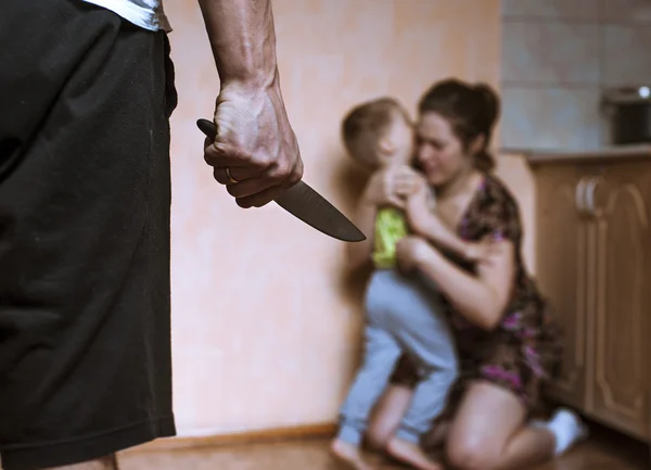 Borracho agresivo padre con cuchillo — Foto de Stock