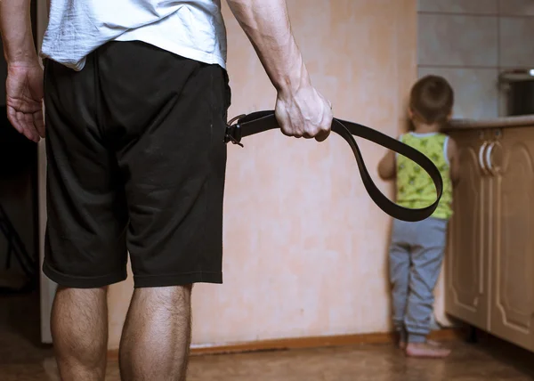 Parents agressifs avec ceinture et enfant effrayé dans un coin — Photo
