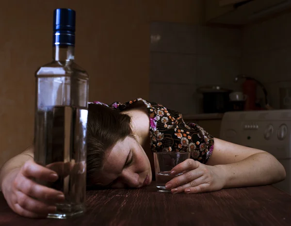 Mujer borracha cansada durmiendo en la mesa —  Fotos de Stock