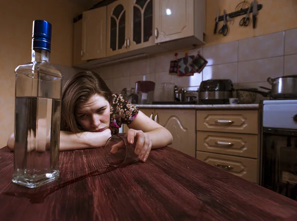 Ubriaca donna depressiva guarda la bottiglia con alcol — Foto Stock