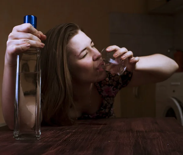 Retrato de mujer borracha desesperada — Foto de Stock