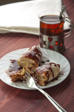 Çikolata sır ve çay ile tatlı muz puf