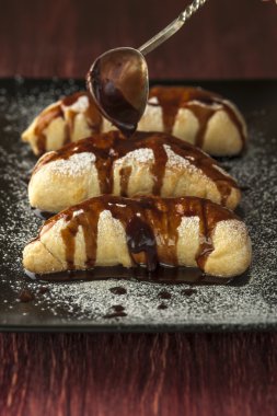 Çikolata sır puffs üzerine plaka üzerine kaşıkla