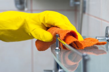 Kadın eli sarılı closeup eldiveni temizlik banyo raf
