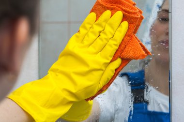 Kadın temizlik ayna bez ile