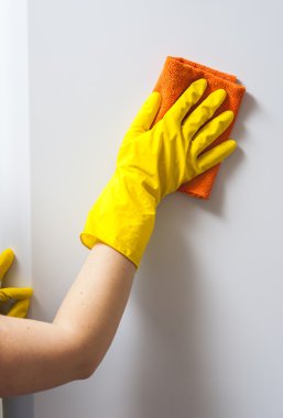 Buzdolabı temizliği bez ile sarı eldiven closeup