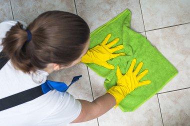 Kadın hademe Seramik Karo yıkama