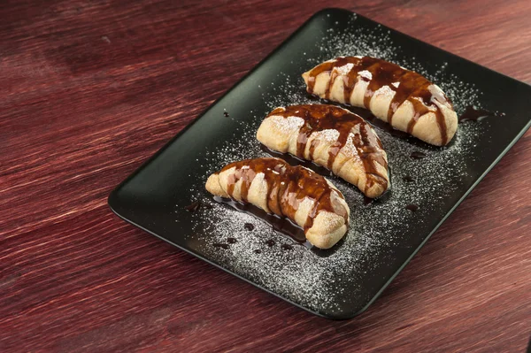 Plaka üzerinde çikolata sır ile lezzetli puffs