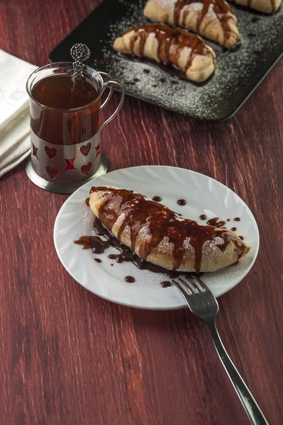 Сладкий десерт: затяжка с шоколадной глазурью — стоковое фото