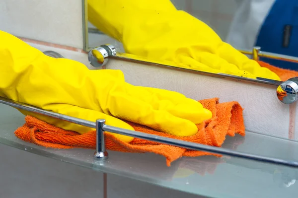 Mano de mujer en guante amarillo estante de baño de limpieza — Foto de Stock