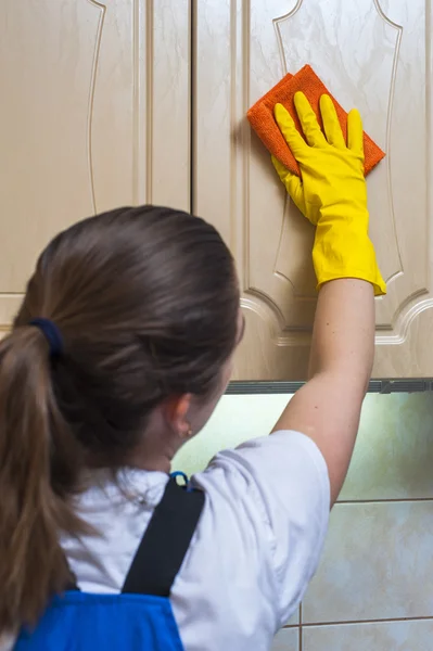 Conserje limpiando armario de cocina con trapo — Foto de Stock