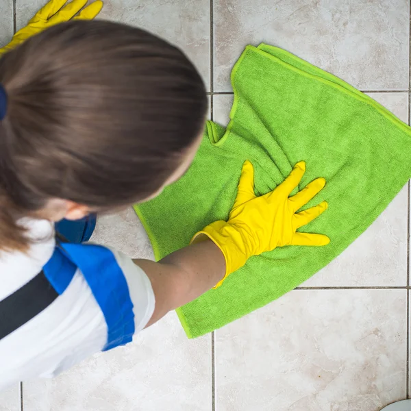 Kadın hademe Zemin Temizleme