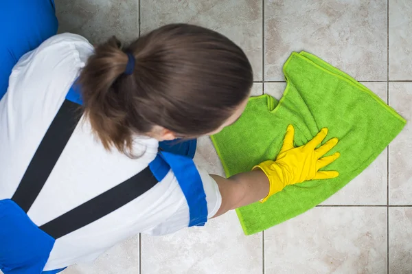 Conserje femenina en pisos de limpieza de ropa de trabajo — Foto de Stock