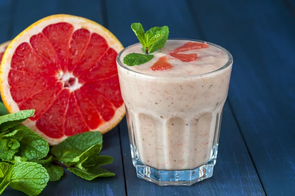 Makanan sehat: smoothie dengan jeruk dan mint — Stok Foto