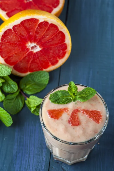 Jeruk, mint dan segelas smoothie — Stok Foto