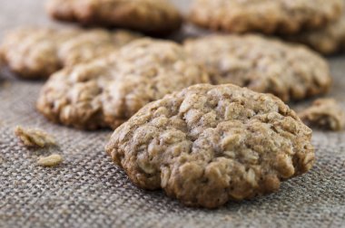 Yulaf ezmesi kurabiye çuval bezi peçete üzerinde closeup