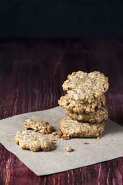 Tahta masada çıtır yulaf ezmeli kurabiyeler.