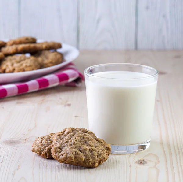 Vaso de galletas de leche y avena —  Fotos de Stock