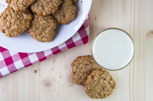 Leche de vidrio y plato con galletas de avena —  Fotos de Stock