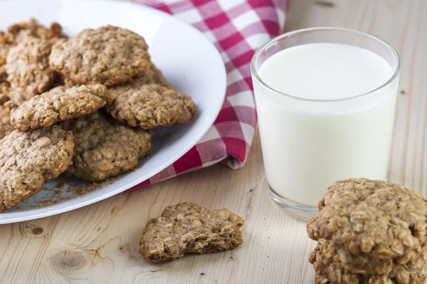 Placa con galletas de avena y leche —  Fotos de Stock