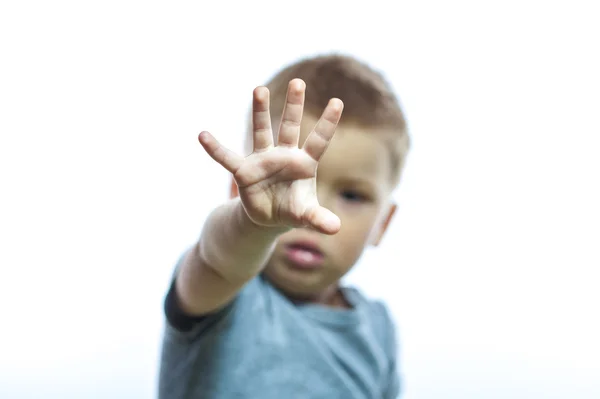 Lindo tres años viejo chico mostrando parada con su mano — Foto de Stock