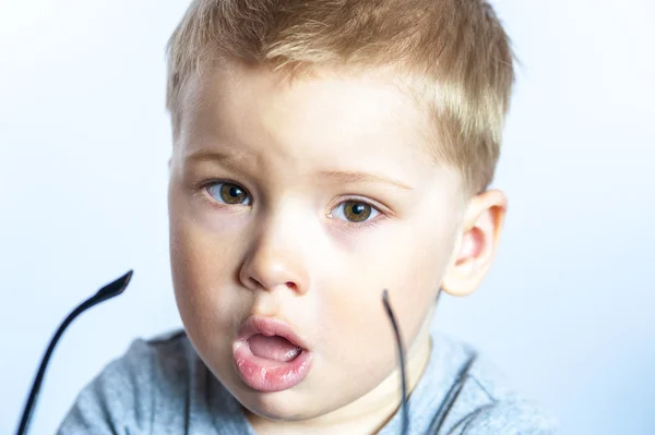 Lindo niño de tres años con gafas de sol — Foto de Stock